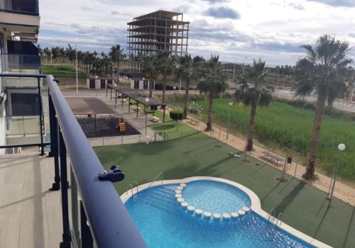 Vistas al jardín y a la piscina desde el balcón de un apartamento