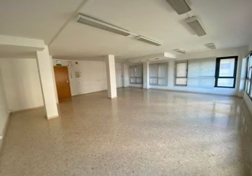 Amplio local sin amueblar