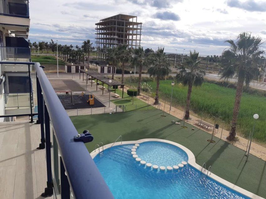 Vistas al jardín y a la piscina desde el balcón de un apartamento